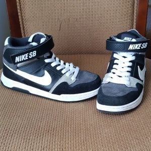 Nike boys size 3.5 sneakers